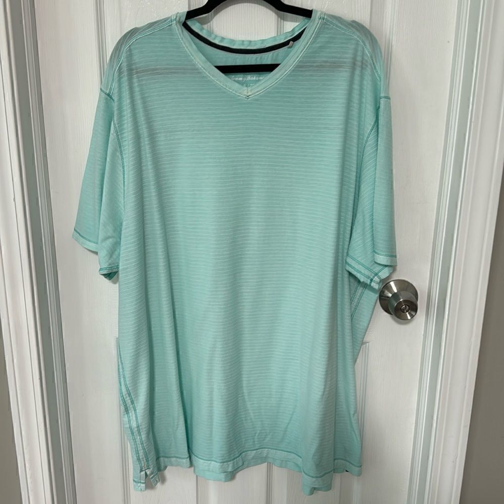 TOMMY BAHAMA V-NECK SHIRT.